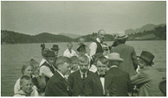 Båttur ca- 1917, foran fra venstre, Eivind, ukjent, ukjent, Kjell, ukjent, Ludvig, Grethe, Bent Jan og Herman, endel ukjente på venstre side.