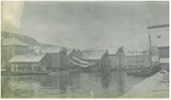 Elven i Flekkefjord. Den største sjøboden er Kjellesvigs som brant i xxx.
