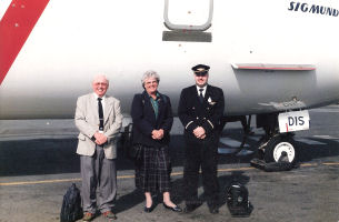 Oss tre (Far, Mor og sønn) foran MD80 på Fornebu